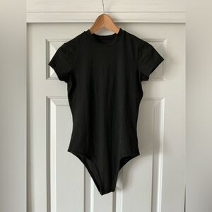 Stylish Women’s Seamless Black Short Sleeve Bodysuit XS